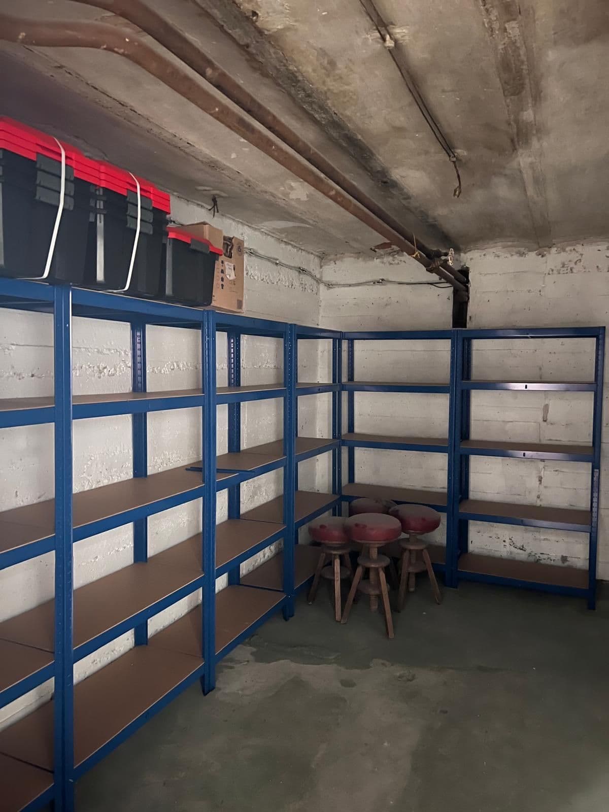 Une cave de l’immeuble, livrée équipée d’étagères (option)
