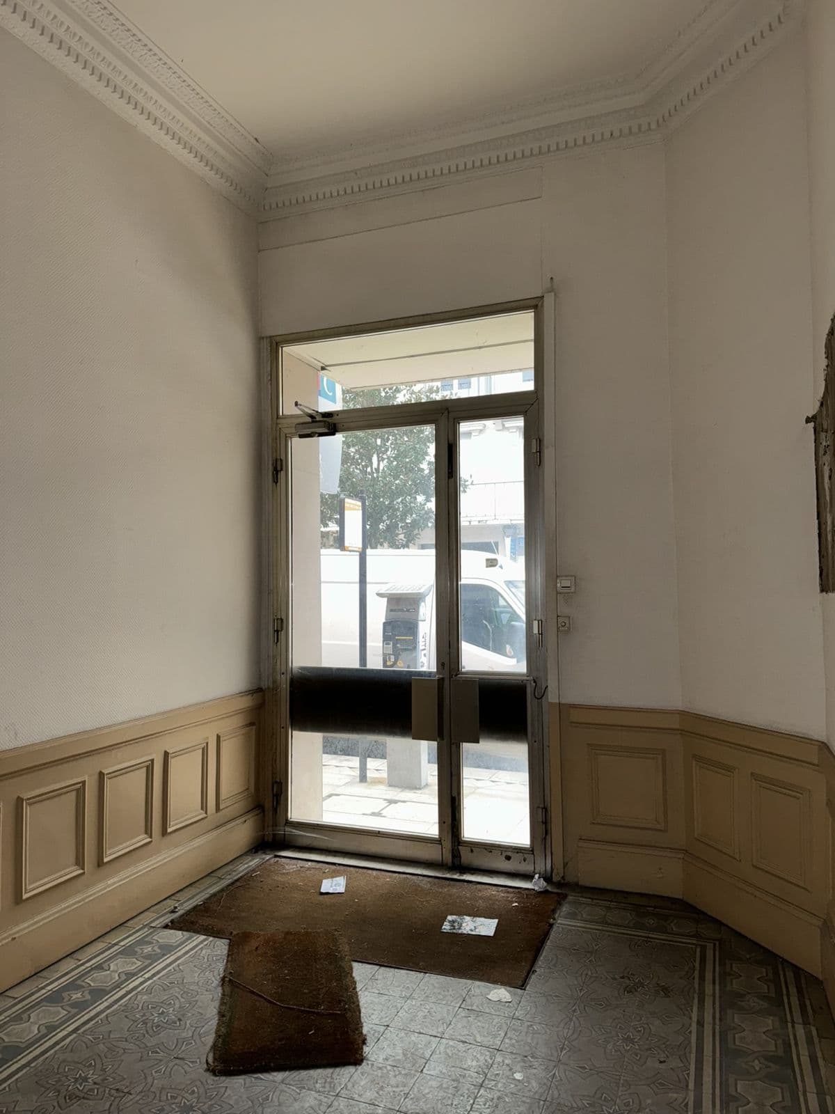 Le hall d’entrée de l’immeuble